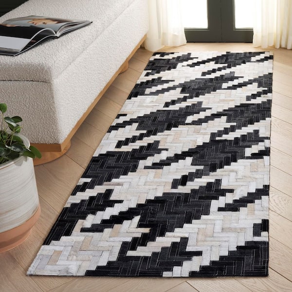 Studio Leather 2 ft. x 7 ft. Ivory/Black Geometric Chevron Runner Rug