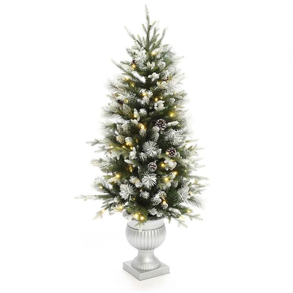 LuxenHome 4.5 ft. PreLit Green Artificial Christmas Tree with