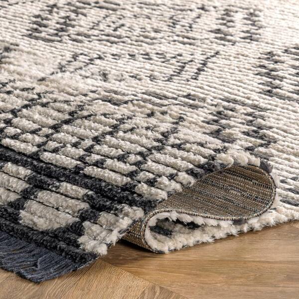 https://images.thdstatic.com/productImages/275b493d-d62d-460a-8567-3544454c71d0/svn/beige-nuloom-area-rugs-gcuw17a-9012-1f_600.jpg