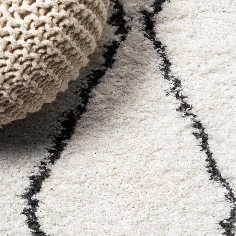 Catala Moroccan Diamond Shag 3'x5' Black and White Area Rug