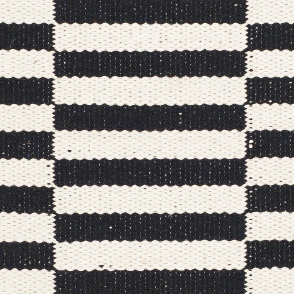 Coastal Charm Black and Ivory Handwoven Wool-Cotton 8' x 10' Rug