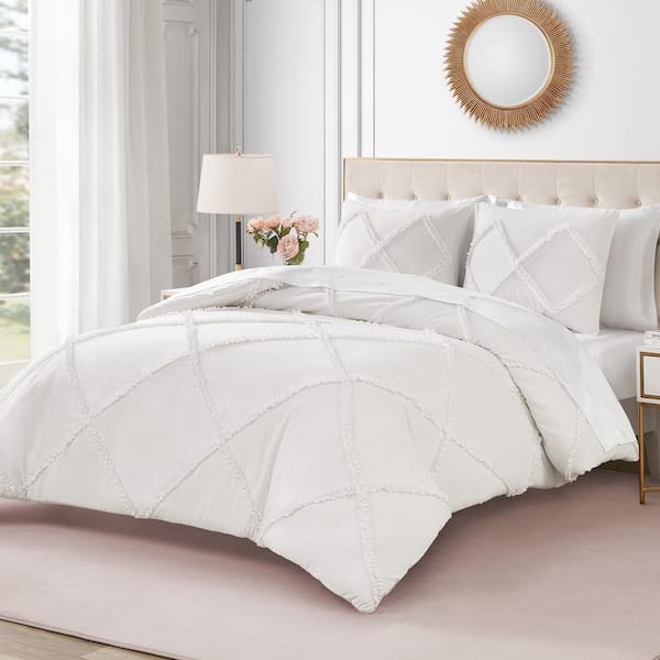 JUICY COUTURE Diamond Ruffle 2-Piece White Twin Microfiber Reversible Comforter Set