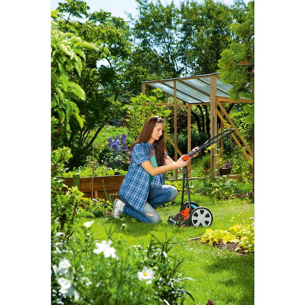 GARDENA 16 in. Classic 5 Blade Walk Behind Reel Lawn Mower 04018