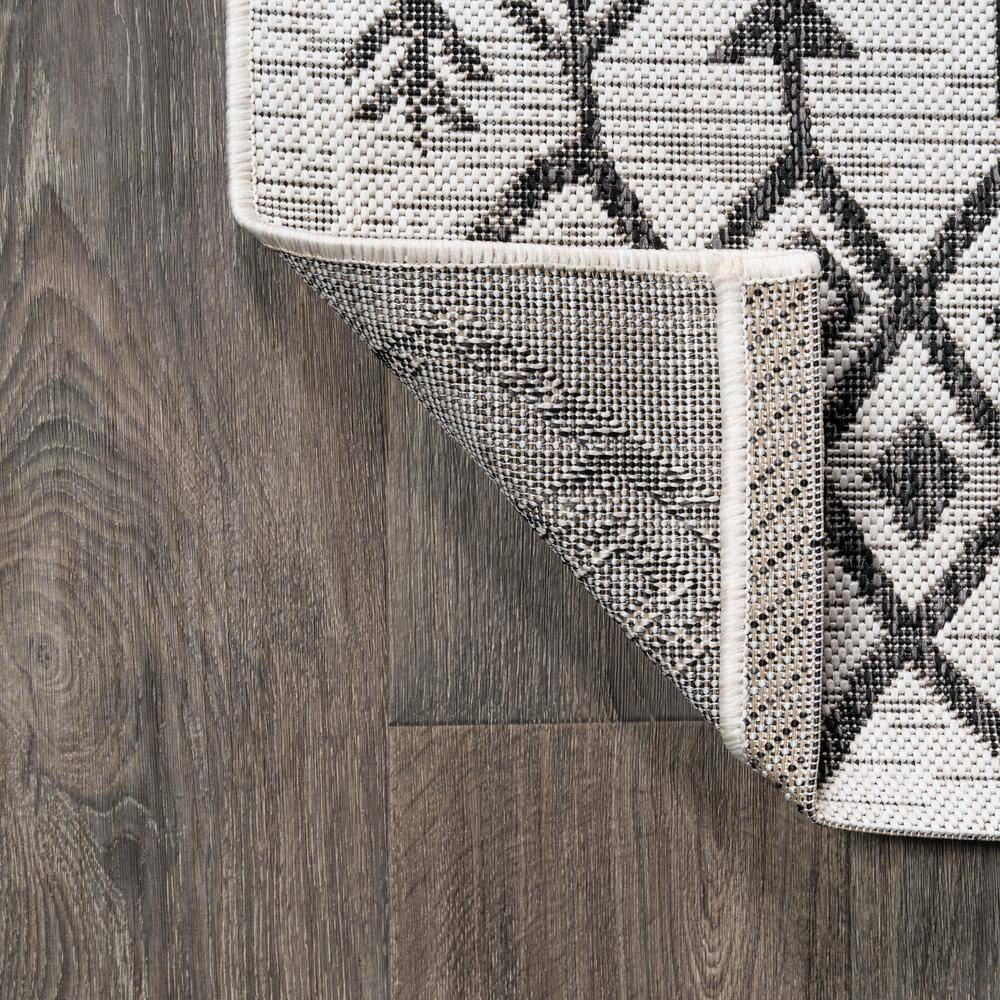 Bohemian Geometric Black/Ivory Synthetic 4' x 6' Easy-Care Rug