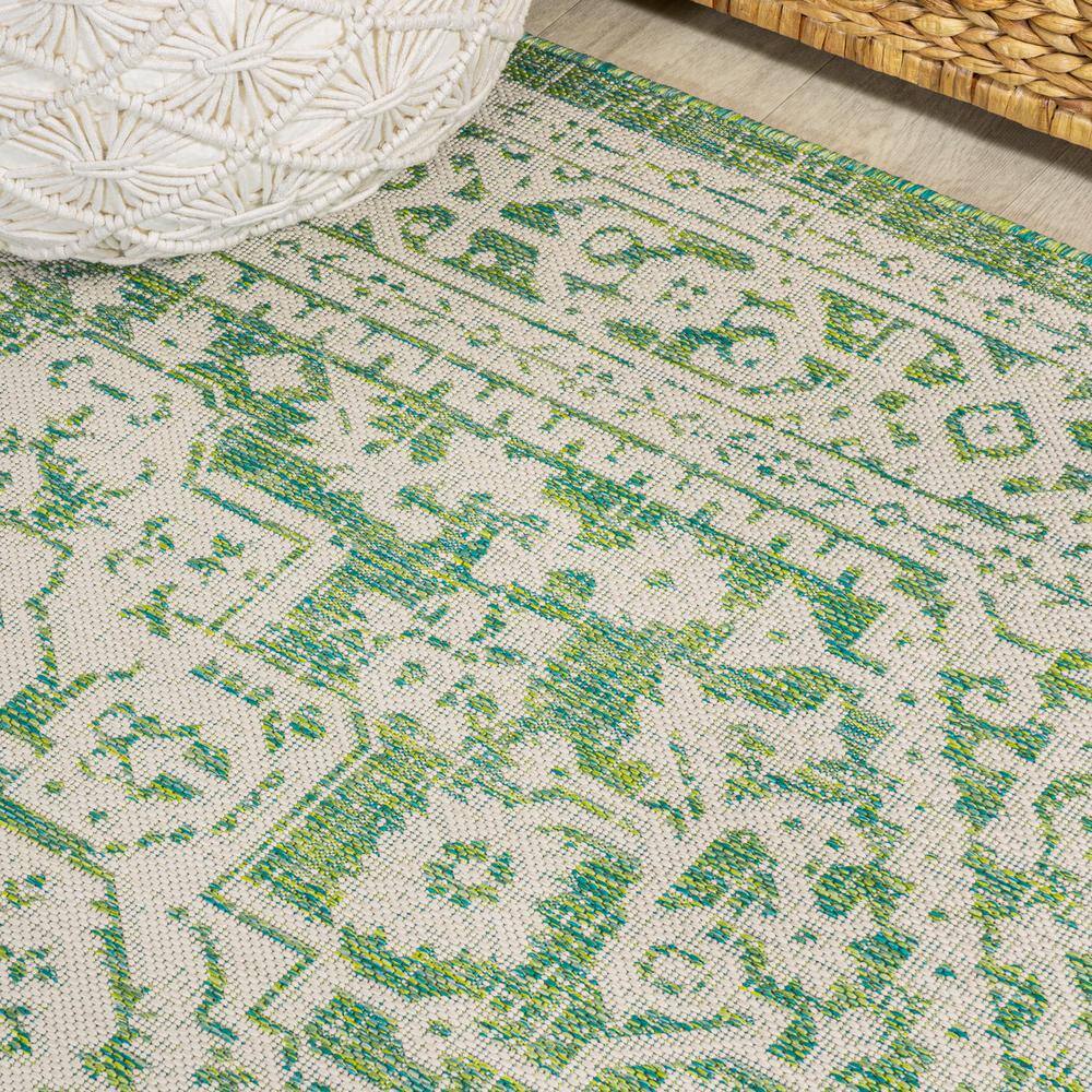 Sinjuri Cream/Green Medallion 4'x6' Synthetic Indoor/Outdoor Rug