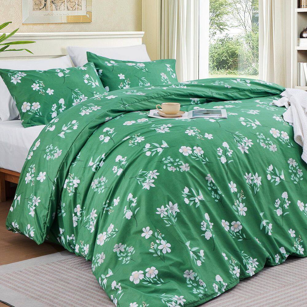thumbnail interactive-video image 1 of Contemporary Luxurious Taffeta Blanket – Thick, Cozy & Warm – Reversible All Seasons Quilt 1 of 5
