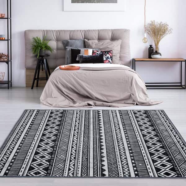 https://images.thdstatic.com/productImages/29fc4a10-eb02-4c47-8838-087ff28c3115/svn/black-white-glowsol-area-rugs-ls-pho-0w930h5b-44_600.jpg