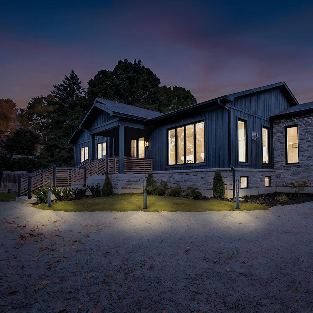 Black Cast Aluminum LED Pathway Light for Outdoor Use