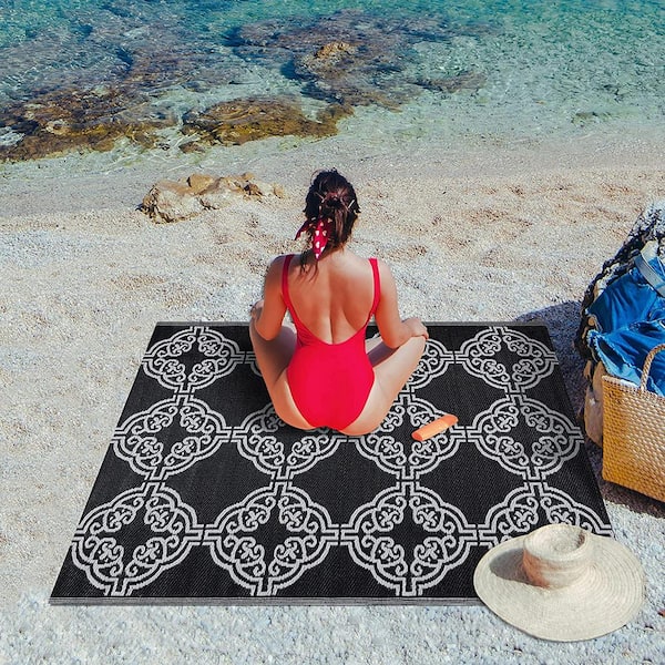 https://images.thdstatic.com/productImages/2a9d147b-68b8-4beb-a73a-301d0fa310a0/svn/black-white-outdoor-rugs-mrch-b-w-4x6-1f_600.jpg