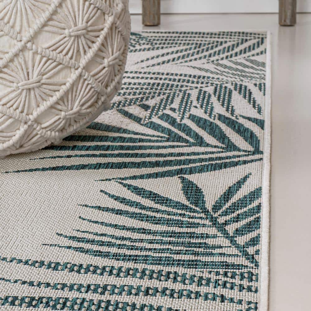 Isla Coastal Blue and Cream Synthetic 4' x 6' Area Rug
