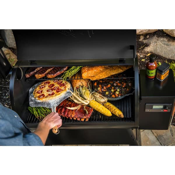 Pro 780 Wifi Pellet Grill and Smoker in Black