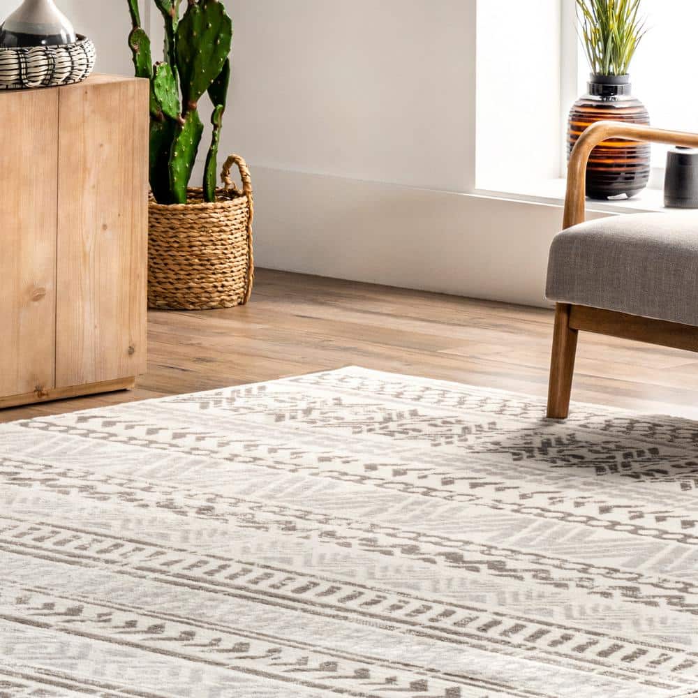 Modern Light Grey Tribal Motif 5' x 8' Synthetic Area Rug