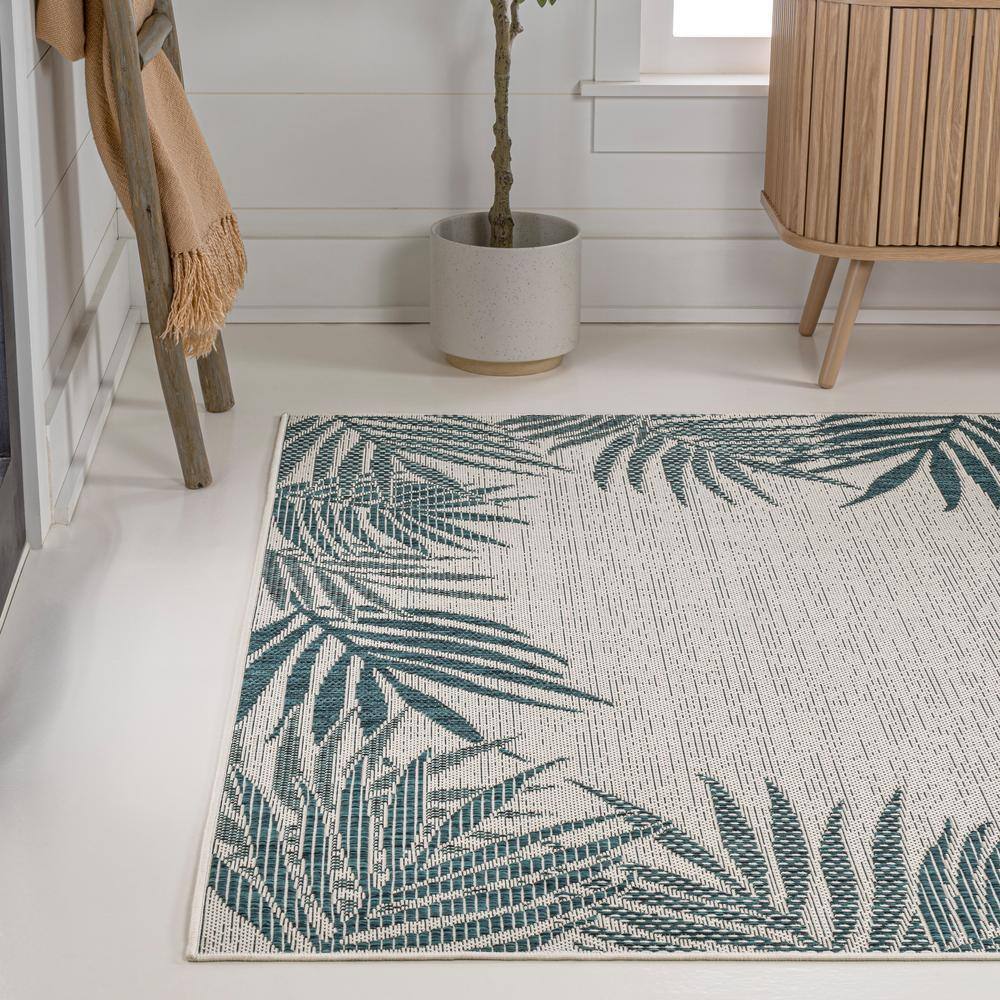 Isla Coastal Blue and Cream Synthetic 4' x 6' Area Rug