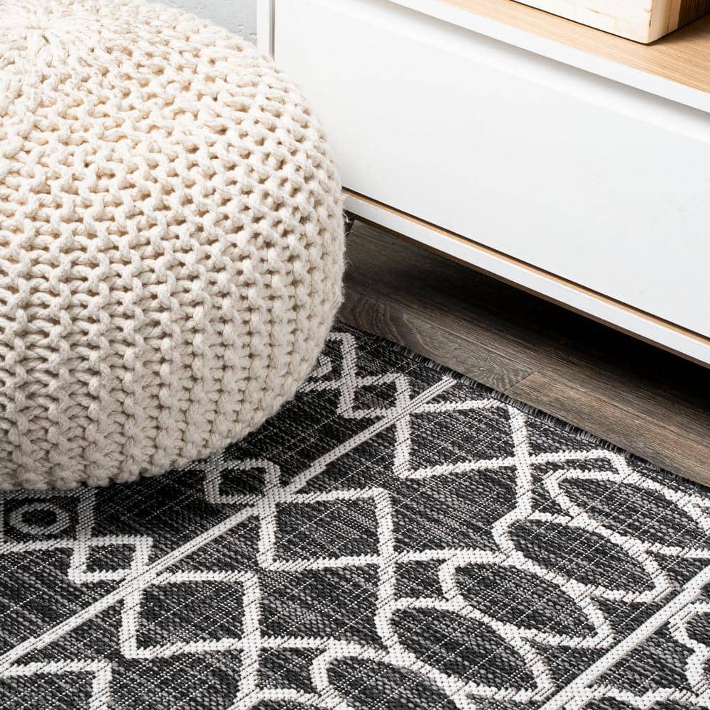 Handmade Rectangular Black/Ivory Diamond Synthetic Area Rug