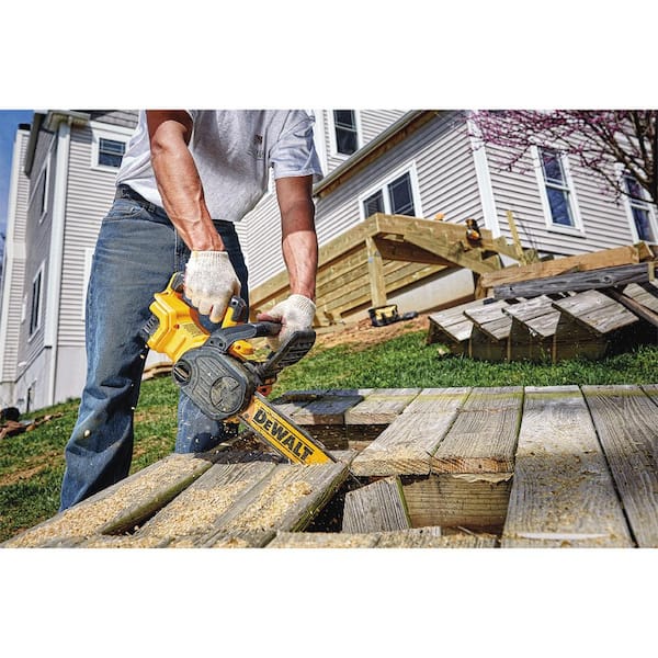 https://images.thdstatic.com/productImages/2b95d5a0-4af9-40a9-a4b6-d662e6ec0120/svn/dewalt-cordless-chainsaws-dccs620p1wr320b-44_600.jpg