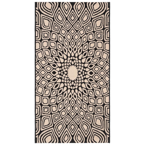 SAFAVIEH Courtyard Black/Beige Doormat 2 ft. x 4 ft. Geometric Indoor/Outdoor Patio Area Rug