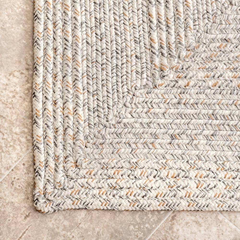 Handmade Ivory Braided 8' x 10' Oval Synthetic Indoor/Outdoor Rug