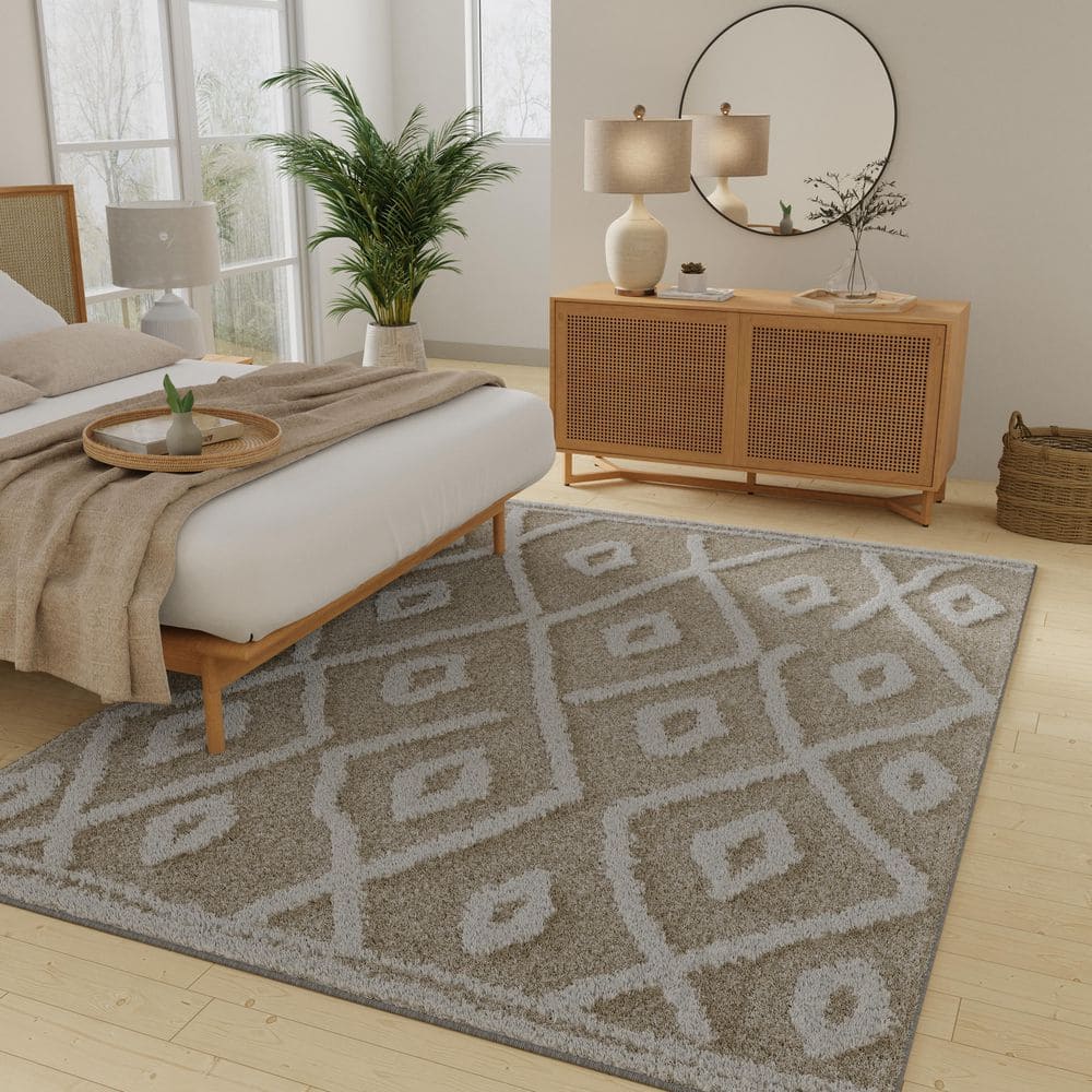 Gray Diamond Pattern 8' x 10' Synthetic Area Rug