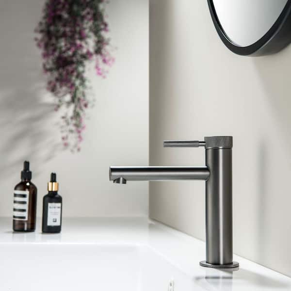 Single Handle Single Hole Brass Bathroom Sink Faucet in Matte Black