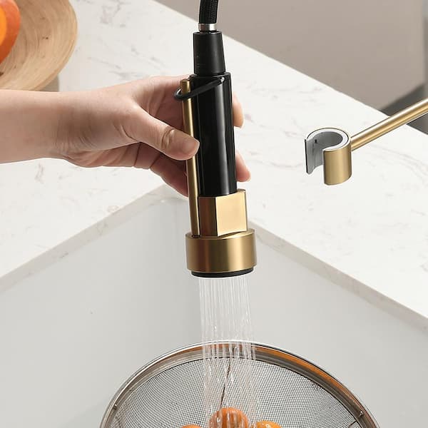 Single Handle Pull Out Sprayer Kitchen Faucet in Brushed Gold