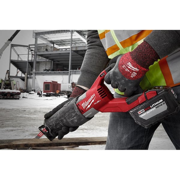 Milwaukee Large Red Nitrile Level 3 Cut Resistant Dipped Work Gloves  48-22-8932 - The Home Depot