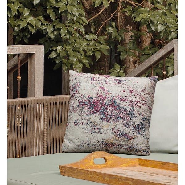 https://images.thdstatic.com/productImages/2d0d5cab-3dca-4cd4-8218-c13f413bf447/svn/lr-home-outdoor-throw-pillows-0420a7184d9348-31_600.jpg