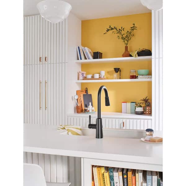 Riley Touchless Single Handle Pull-Down Sprayer Kitchen Faucet in Matte Black