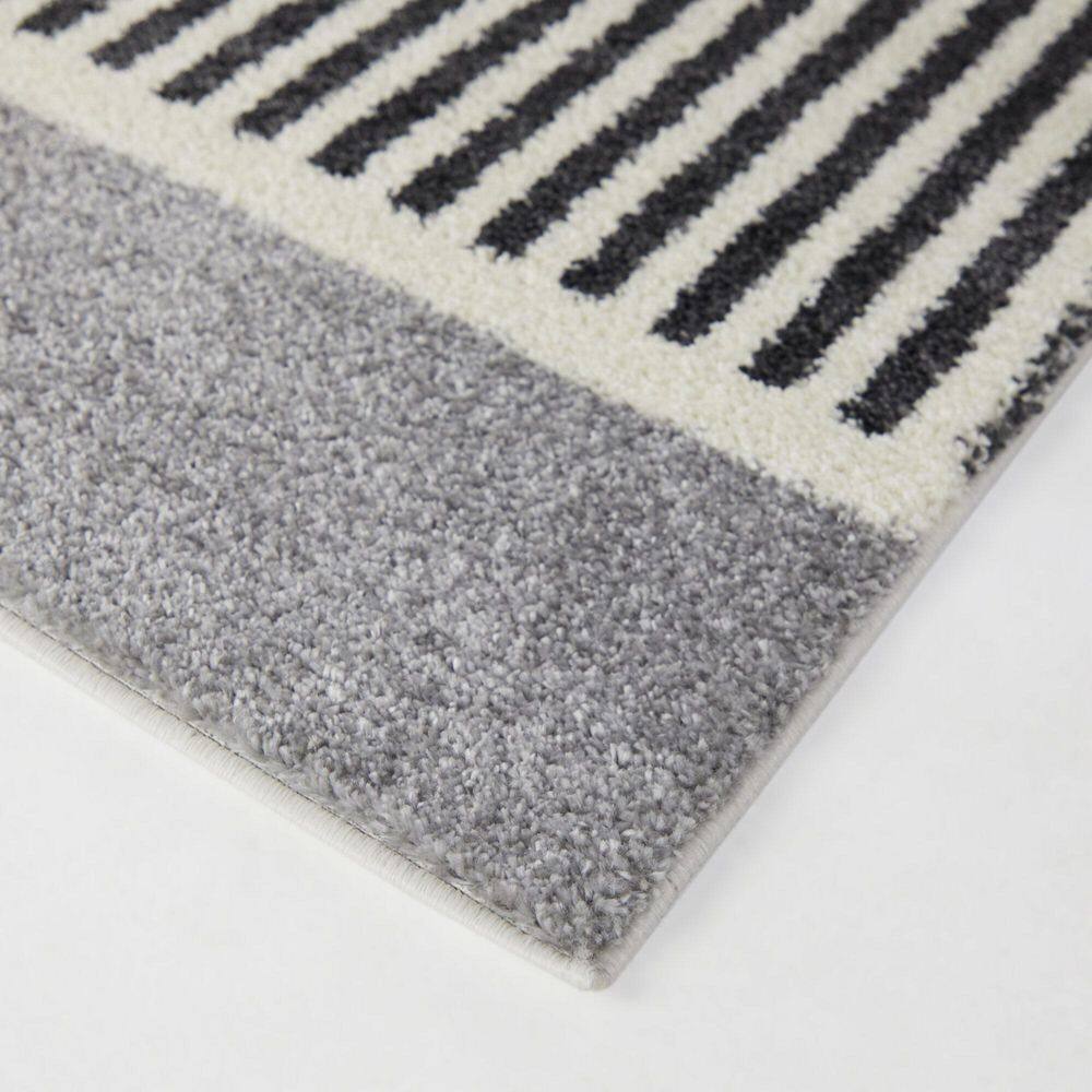 Navy Geometric Rectangular Easy-Care Synthetic Area Rug 5'3" x 7'