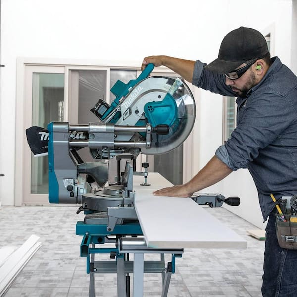 fugtighed Kantine ved godt Makita 40V max XGT Brushless Cordless 12 in. Dual-Bevel Sliding Compound  Miter Saw Kit, AWS Capable (4.0Ah) GSL04M1 - The Home Depot