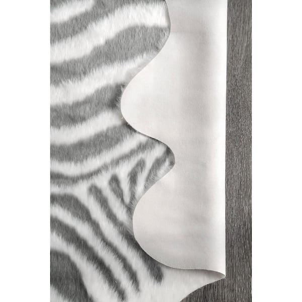 nuLOOM Tinley Spotted Faux Cowhide Gray 4 x 5 Shaped Rug BIBR02A