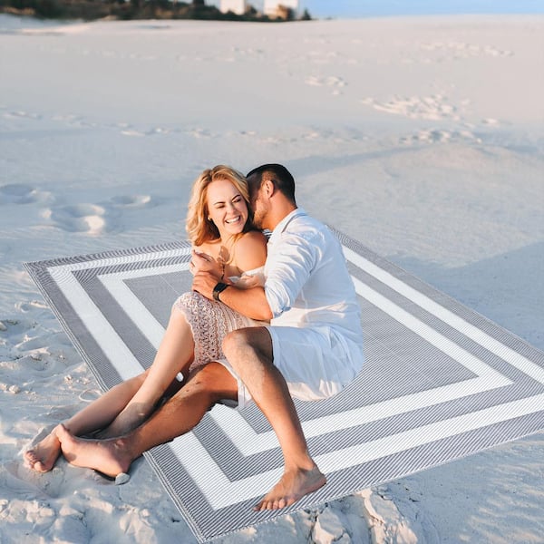 Paris Gray and White 8 ft. x 10 ft. Folded Reversible Recycled Plastic Indoor/Outdoor Area Rug-Floor Mat