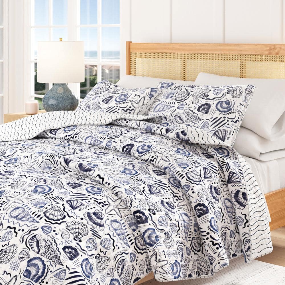 Blue Seashell Quilt Set with Shams (Full / Queen, Scattered Shells)