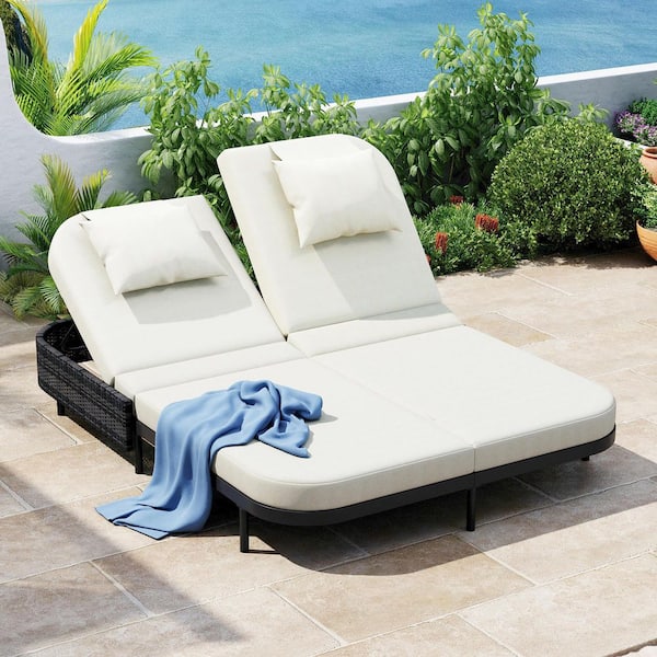 Harper & Bright Designs Black Iron Frame Gray Wicker Outdoor Patio Day Bed with Beige Cushions, 2 Pillows