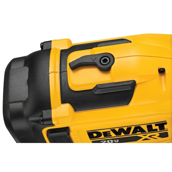 DEWALT 20V MAX Lithium Ion 15 Degree Cordless Roofing Nailer Kit