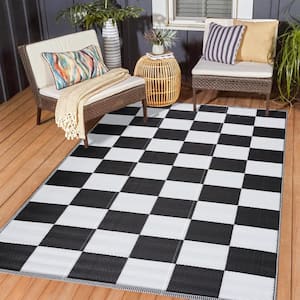 California Black and White 6 ft. x 9 ft. Folded Reversible Recycled Plastic Indoor/Outdoor Area Rug-Floor Mat