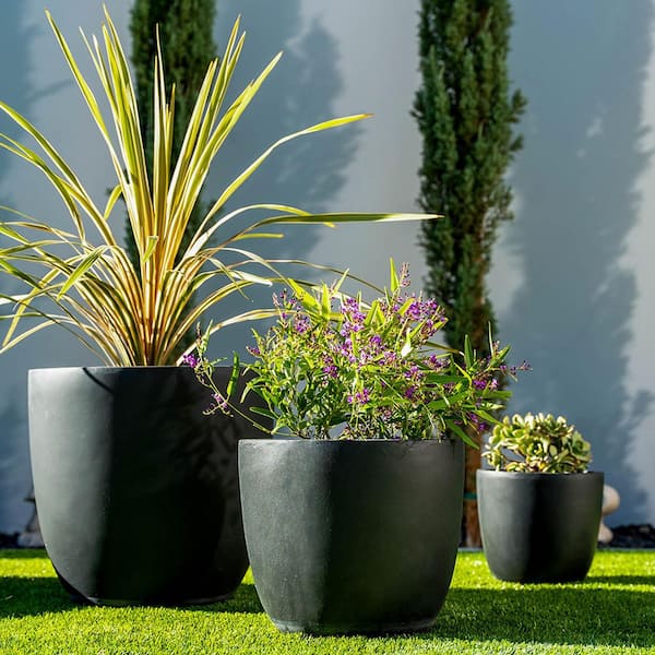 KANTE Kante 18 in. Dia Round Black Concrete Indoor/Outdoor Planter