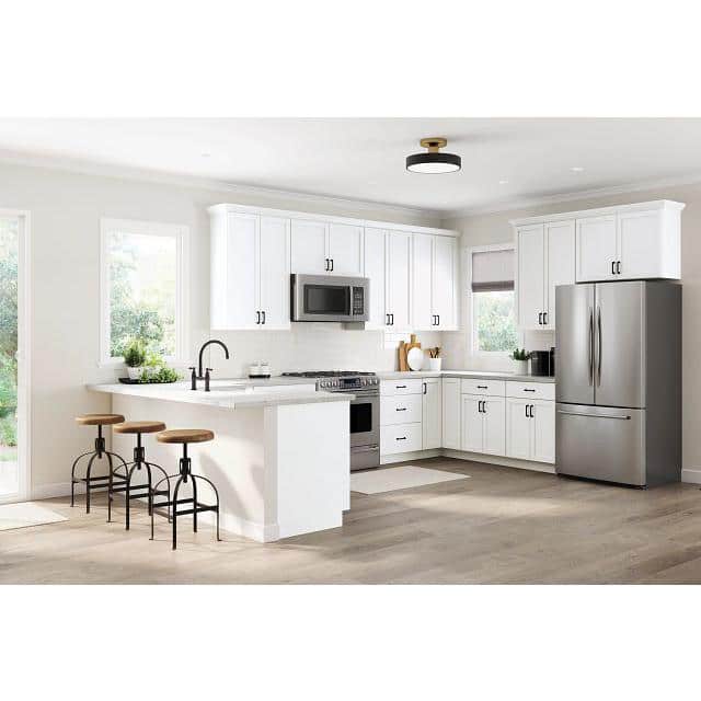 https://images.thdstatic.com/productImages/3177c3ee-4b0b-4b8d-93e0-87665eb90e9b/svn/polar-white-hampton-bay-assembled-kitchen-cabinets-p1884-csw-e1_1000.jpg