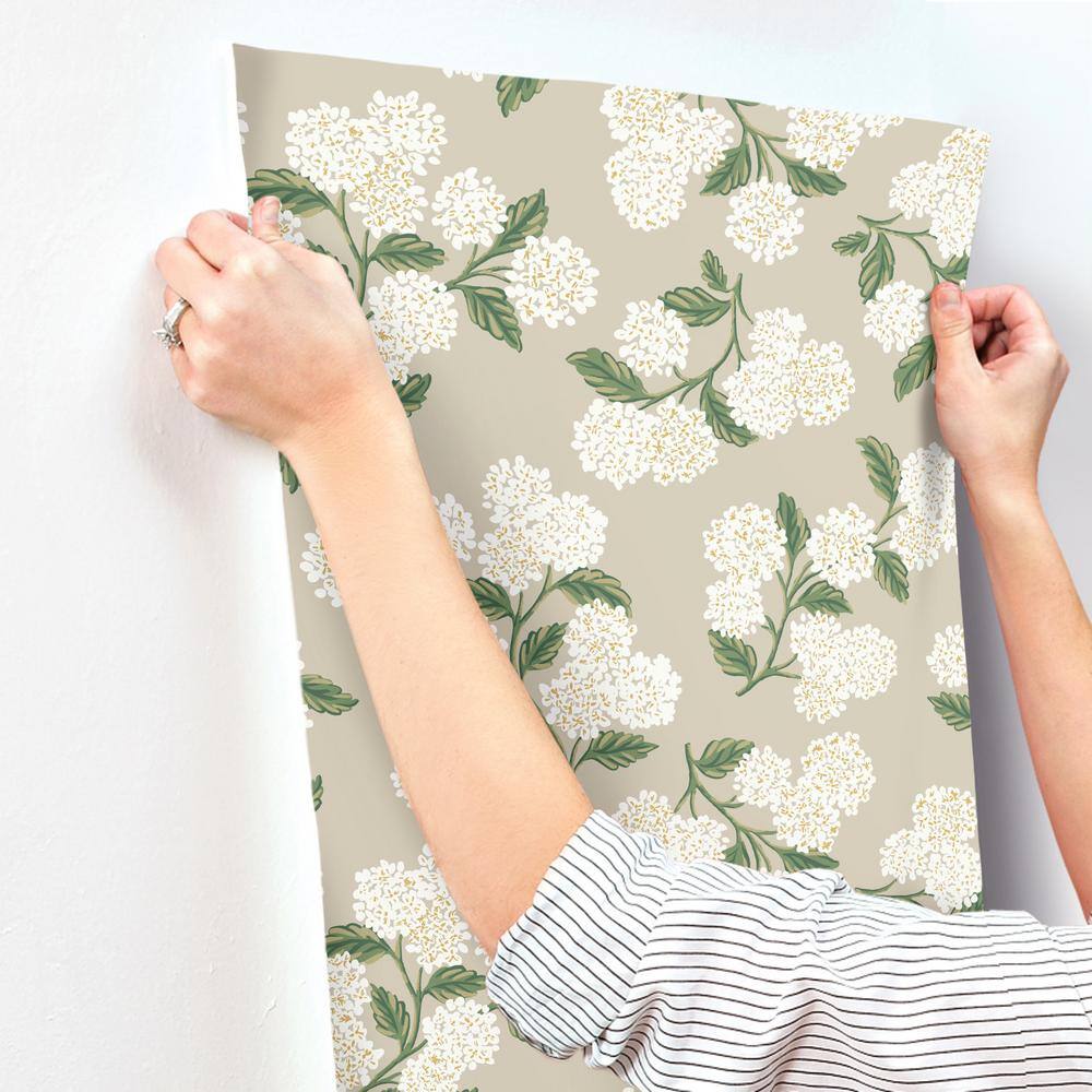 Hydrangea Whimsical 27' x 27" Nonwoven Wallpaper in White