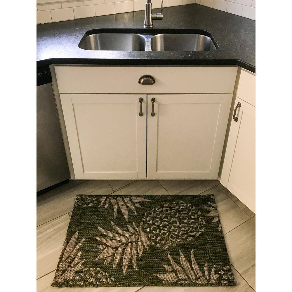 Green and Beige Pineapple Pattern Synthetic Indoor/Outdoor Rug