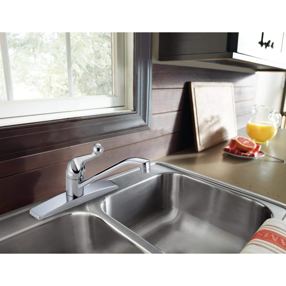 Chrome Single-Handle Deck Mounted Kitchen Faucet with Pull-out Spray