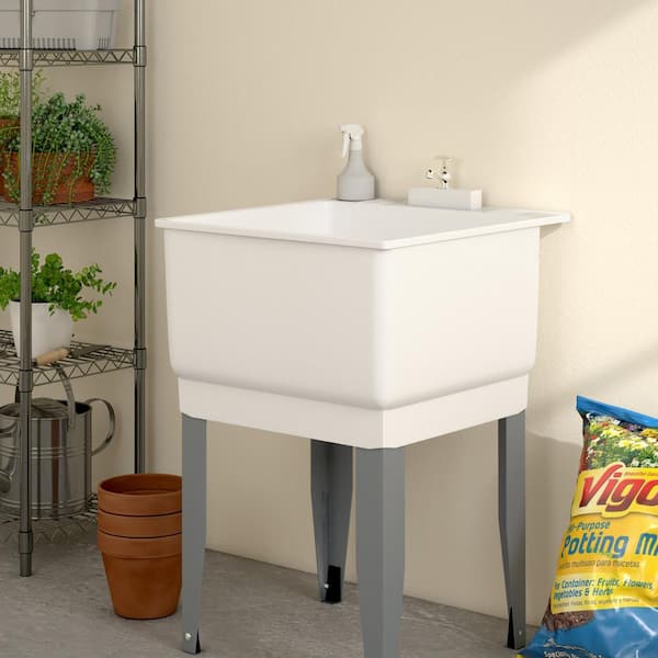 Single-Handle Single Hole Bathroom Faucet in Polished Chrome