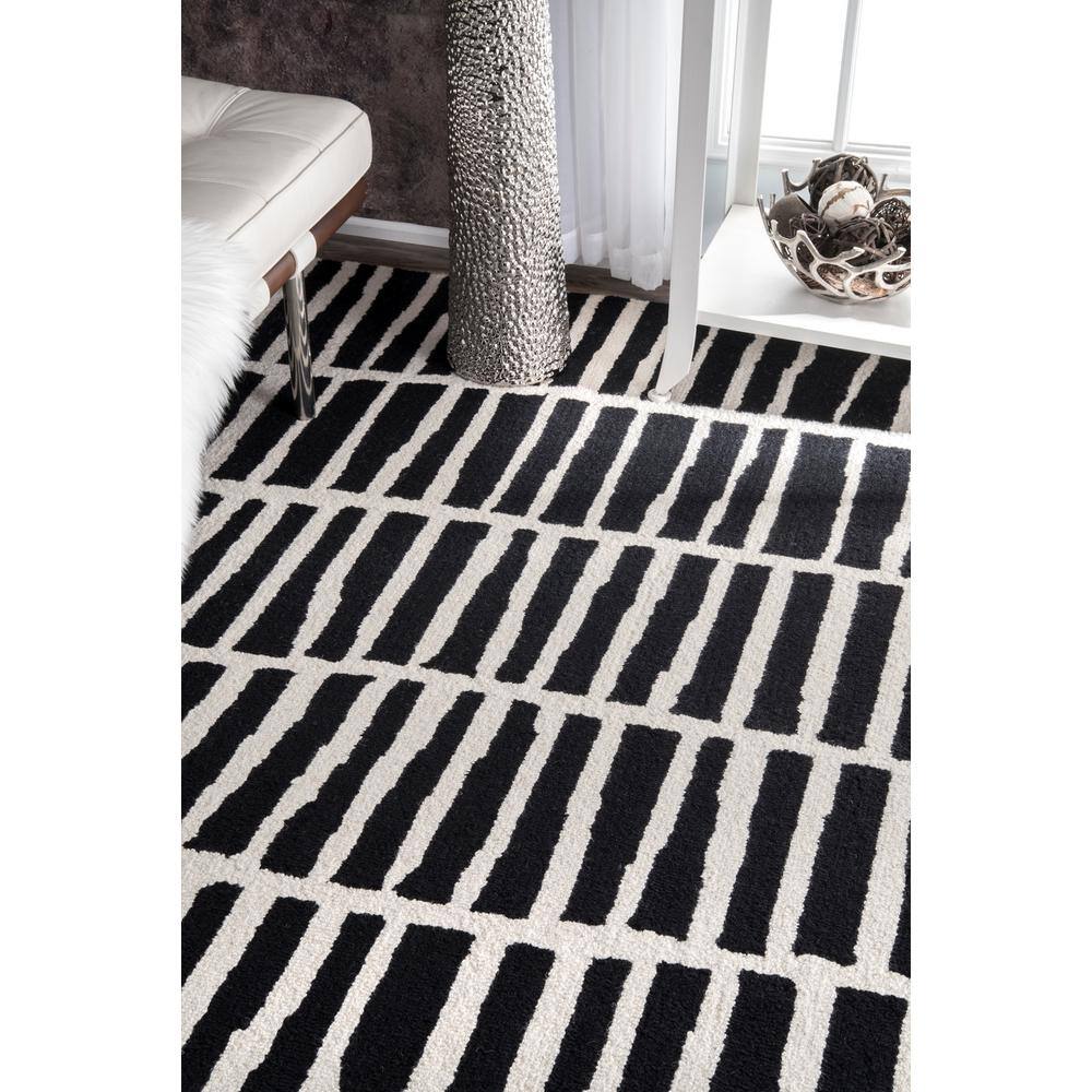 Handmade Black Geometric Wool 6' x 9' Area Rug