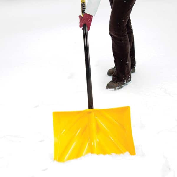 True Temper 18-inch Ergonomic Snow Shovel - 1603400