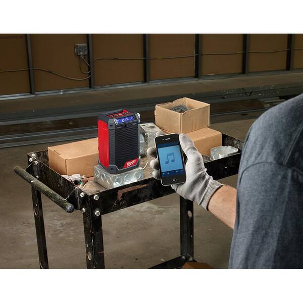 Milwaukee M12 12-Volt Lithium-Ion Cordless 3/8 in. Crown Stapler and Jobsite Radio Como Kit with two 3.0 Ah Batteries