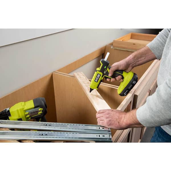 RYOBI ONE+ 18V Cordless Glue Gun (Tool Only) with (3) General Purpose Glue  Sticks PCL921B - The Home Depot