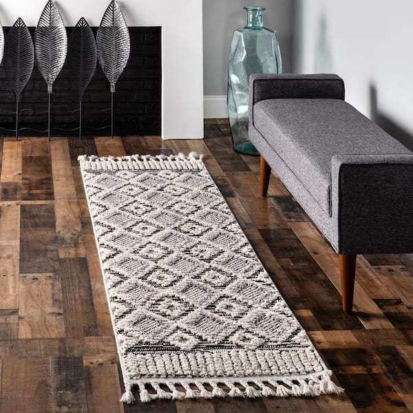 https://images.thdstatic.com/productImages/33a8c998-2dc4-4dd1-87e4-870e3a0c53bf/svn/gray-nuloom-area-rugs-kklr02a-2808-e1_600.jpg