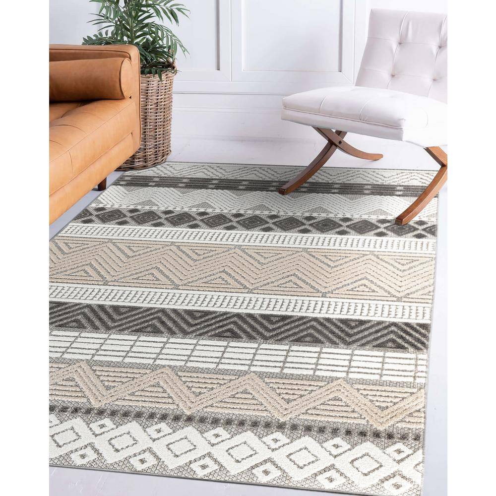 Gray Geometric 5' x 7' Indoor/Outdoor Area Rug