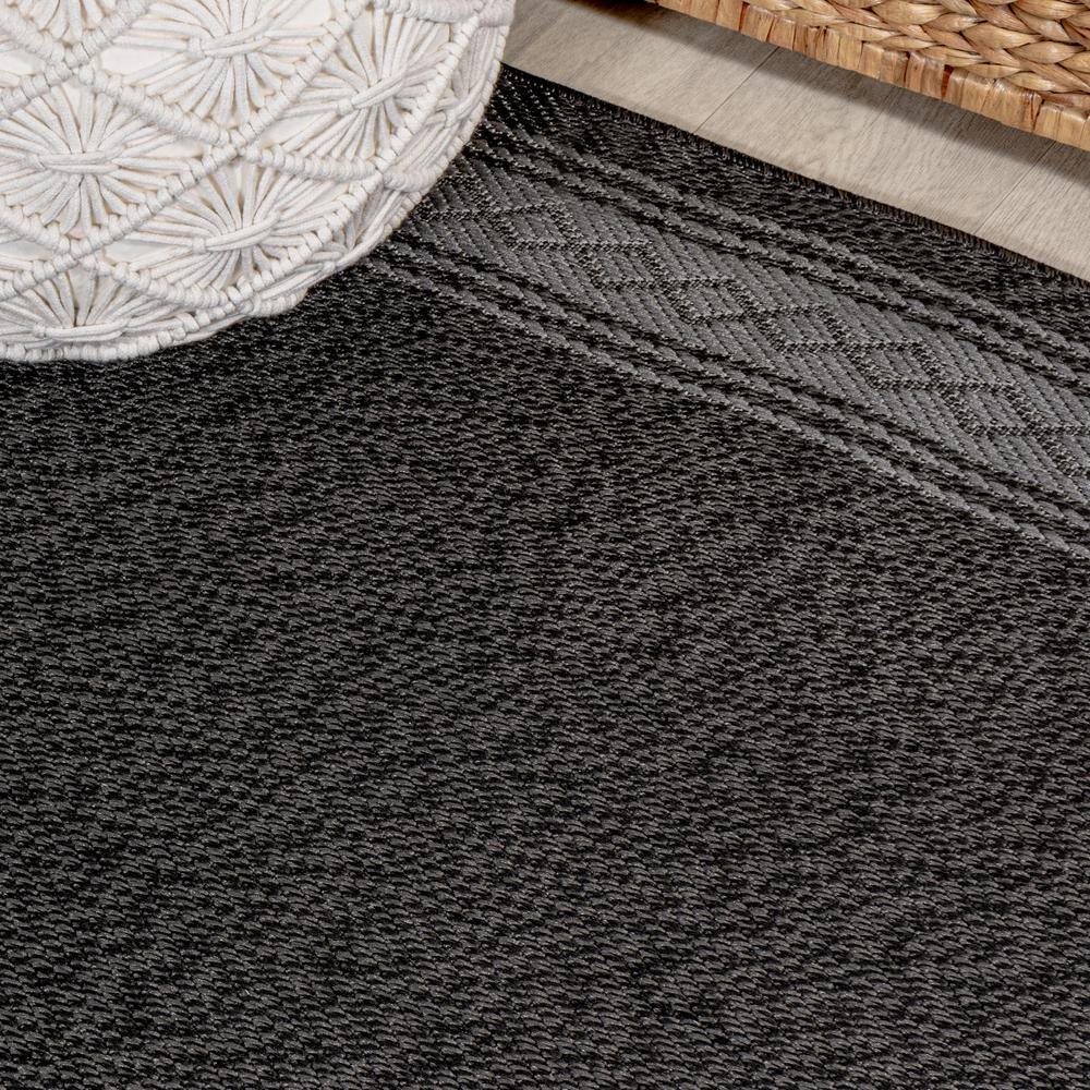 Modern Diamond Geo Black/Gray 8'x10' Reversible Indoor/Outdoor Rug