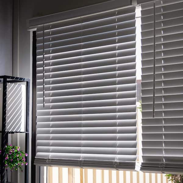 https://images.thdstatic.com/productImages/33c27d4d-089b-4048-8653-bd7a72a10181/svn/chelsea-white-commercial-grade-chicology-faux-wood-blinds-cfw-wp2-40-75x48-76_600.jpg