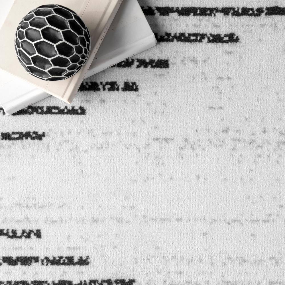 Black and White Diamond Pattern Washable 4' x 6' Rug